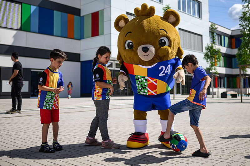 Play football on the street with the European Championship 2024 mascot